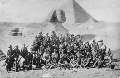 Neformální skupinový portrét australské pěchotní signální školy před Sfingou a pyramidou. Signalizační zařízení je v popředí, kolem roku 1915 od Australian Photographer