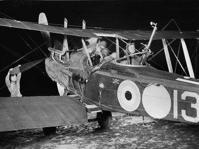 Poručík (poručík) Stanley George Brearley, pilot, a poručík Robert Harold Taylor, pozorovatel, z 69. perutě (Austrálie), Royal Flying Corps (RFC), zahajující noční bombardování z ha. od Australian Photographer