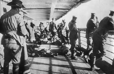 Muži 3. praporu odpočívající na palubě transportního SS Derfflinger těsně před představením ráno před vyloděním v Anzac Cove, 24. dubna 1915 od Australian Photographer