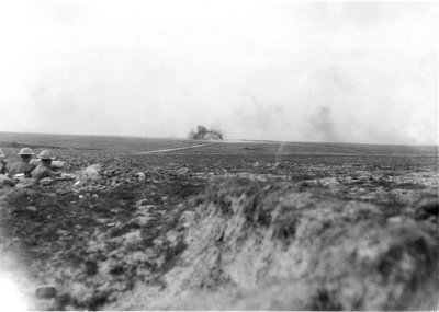 Pozorovatelé (vlevo) sledující australské dělostřelectvo ostřelující Němce v Hindenburgově linii 27. května 1917 od Australian Photographer
