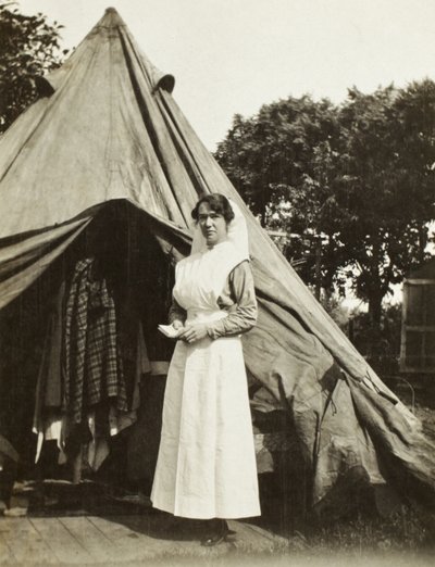 Sestra Ada Smithová z 2. australské stanice pro čištění obětí poblíž Steenwerck, Trois Arbres, Francie, 1916 od Australian Photographer