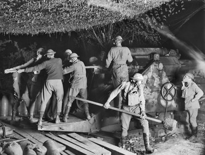2. australská obléhací baterie (55. australská obléhací dělostřelecká baterie) pracující na 9,2palcové houfnici v plynových maskách během útoku na Voormezeele, 15. září 1917 od Australian Photographer