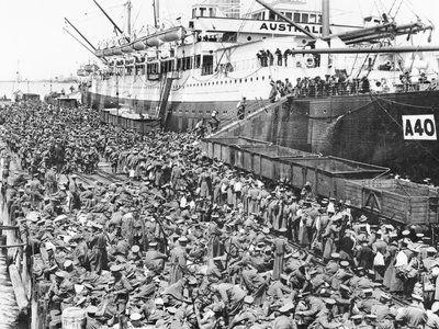 Vojska naloďující se v Port Melbourne na A40 HMAT Ceramic, 1915 od Australian Photographer