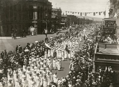 Ženy držící mírový den pochod podél King William Street, Adelaide, Jižní Austrálie, listopad 1918 od Australian Photographer