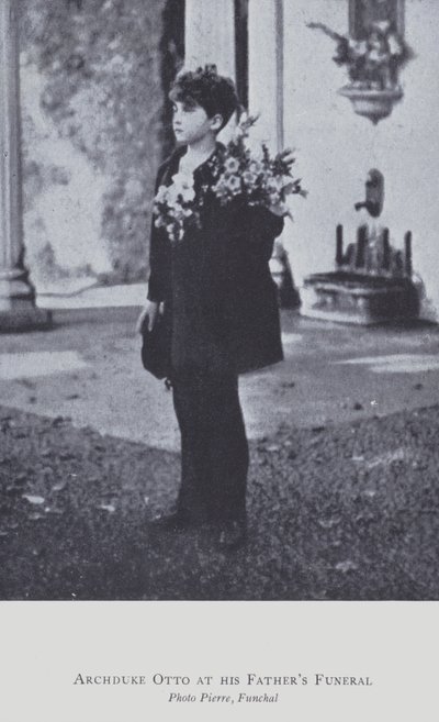 Arcivévoda Otto Rakouský na pohřbu svého otce v roce 1922 (černobílá fotografie) od Austrian Photographer