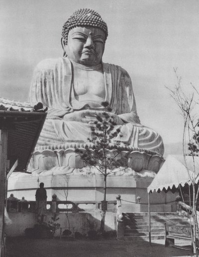 Japonsko: Buddhastatue v Beppu (čb fotografie) od Axel von Graefe
