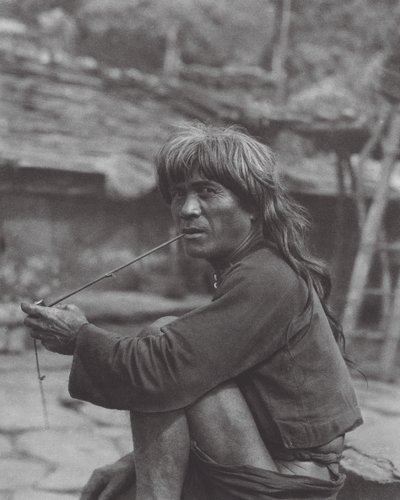 Japonsko: Náčelník kmene Paiwan v Raise (čb fotografie) od Axel von Graefe
