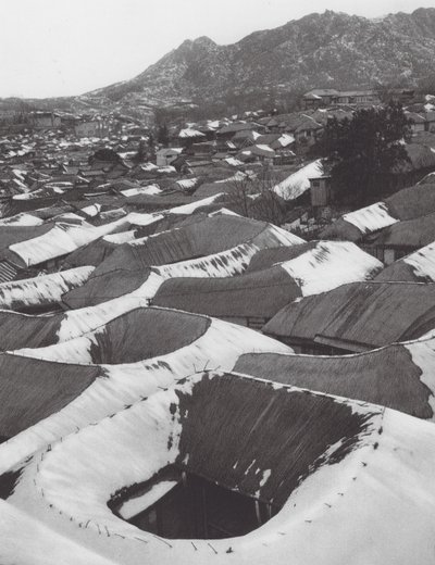 Japonsko: Kai-syong, Pohled na malé korejské město v zimě (čb fotografie) od Axel von Graefe