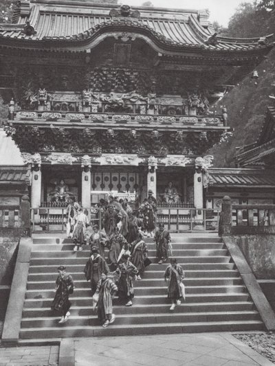 Japonsko: Nikko, Jomei-mon, hlavní portál svatyně Ieyasu (čb fotografie) od Axel von Graefe