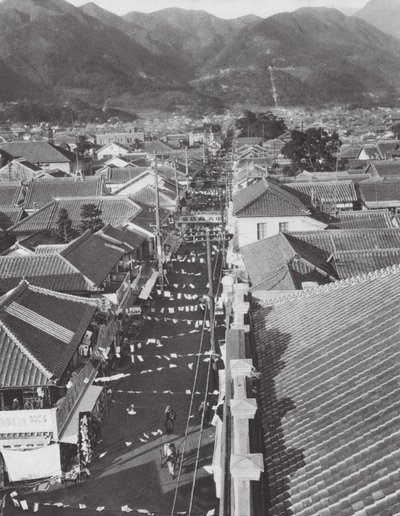 Japonsko: Nákupní centrum v Beppu (čb fotografie) od Axel von Graefe