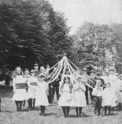 Královna května, 1886 od B. W. Kilburn