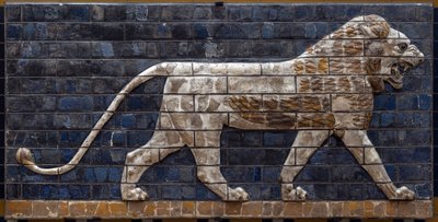 Procesní cesta Babylonu erigee za vlády Nabukadnezara II. (605-562 př. n. l.): detail Ištařiny brány zobrazující mozaikového lva z cihel. Babylon - Archeologické muzeum Istanbul od Babylonian