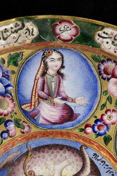 Mísa s víčkem, podšálek a lžíce s astrologickým zdobením, začátek 19. století (smalt a zlato) od Baqir Baqir