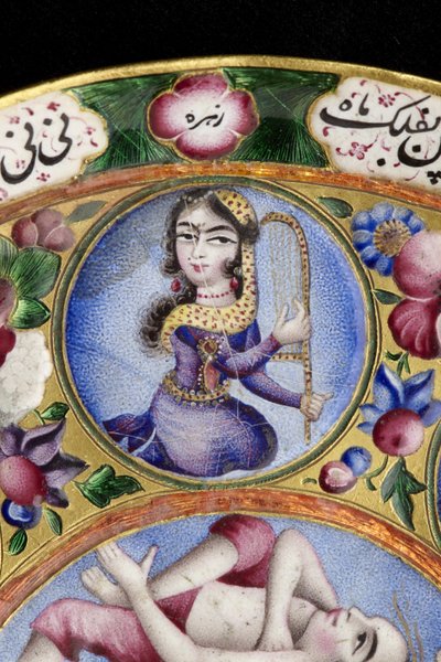 Mísa s víčkem, podšálek a lžíce s astrologickým zdobením, začátek 19. století (smalt a zlato) od Baqir Baqir