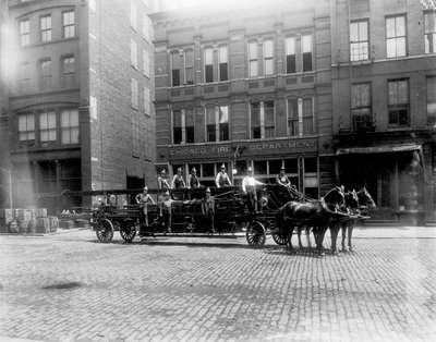 Chicago Fire Department Engine House č. 40, Chicago, Illinois, USA, kolem roku 1905 (č/b foto) od Barnes and Crosby