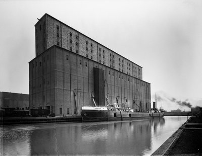 S. S. Arthur Orr v Armor Elevator E, Chicago, Illinois, USA, kolem roku 1905 (černobílá fotografie) od Barnes and Crosby