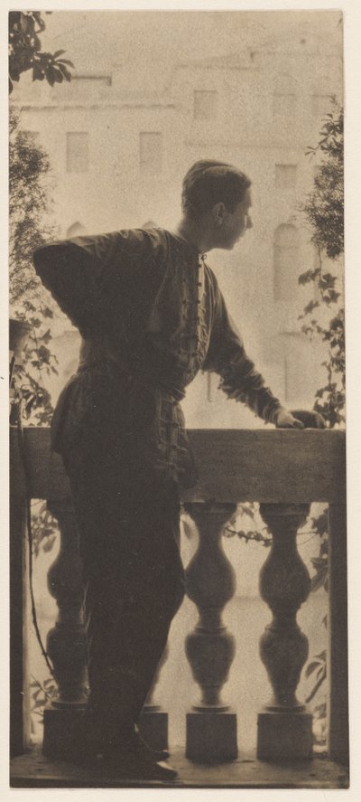 [Autoportrét] / [Adolf de Meyer na balkoně Palazzo Balbi-Valier, Benátky, Itálie] od Baron Adolf De Meyer
