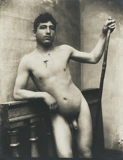 [Nahý muž s holí a náhrdelníkem s krucifixem] od Baron Wilhelm von Gloeden