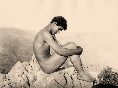Studie mužského aktu na skále, Taormina, Sicílie, kolem roku 1900 (sépiová fotografie) od Baron Wilhelm von Gloeden