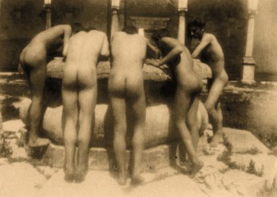 Studie pěti chlapců, kteří se dívají do studny, Sicílie, C.1900 (sépiová fotografie) od Baron Wilhelm von Gloeden