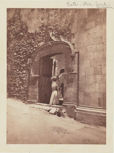 [Žena vchází do brány] od Baron Wilhelm von Gloeden
