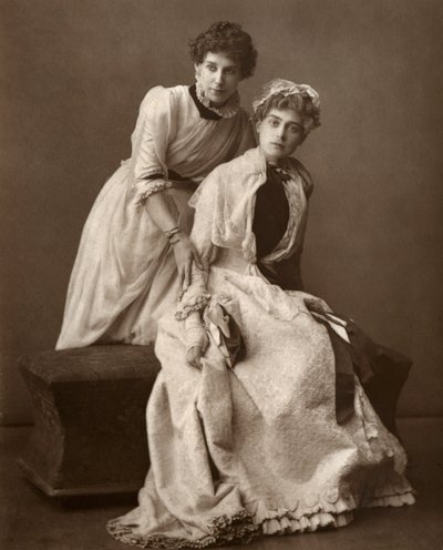 Britské herečky Eweretta Lawrence a Grace Otway ve filmu On Change, 1886 od Barraud