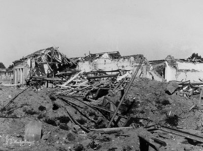 Bombardování Sermida: budovy poškozené během druhé světové války od Bayard and Bertall