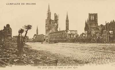 The Grand Place, Ypres, 27. června 1915 od Belgian Photographer