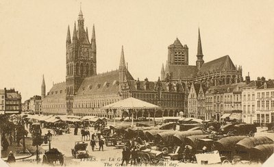The Grand Place na Market Day, Ypres, Belgie od Belgian Photographer