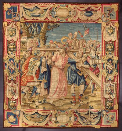 Kristus a Šimon z Kyrény (Kyréňan). (Páté zastavení křížové cesty (nesení kříže). Na části kříže je nápis I.N.R.I. (INRI). Tapiserie vyrobená v bruselských manufakturách. 16. století Ženeva, Musei di Strada Nuova. od Belgian School