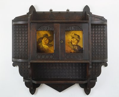 Závěsná nástěnná skříňka s keramickými plaketami, c. 90. léta 19. století (černý ořech a kamenina) od Benn Pitman