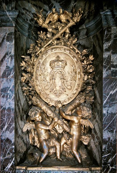 Socha na přistání Escalier de la Reine symbolicky oslavující svatbu Ludvíka XIV. a Marie Terezie Rakouské od Benoit or Massou Masson