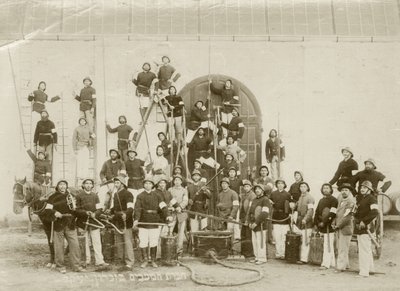 Skupinový snímek hasičů v Zichron Jaakov, asi 1898-1900 od Bernard Edelstein