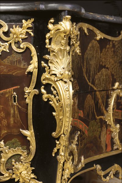 Komoda Ludvíka XV., kolem roku 1740 (černá čínská montáž na ormolu, polychromovaný a zlacený lak, had, mramor a vernis) od Bernard van Risamburgh