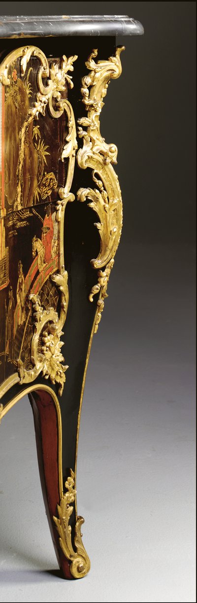 Komoda Ludvíka XV., kolem roku 1740 (černá čínská montáž na ormolu, polychromovaný a zlacený lak, had, mramor a vernis) od Bernard van Risamburgh