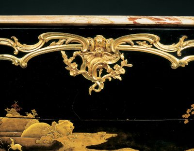 Commode (japonský lak namontovaný na ormolu) od Bernard van Risenburgh II