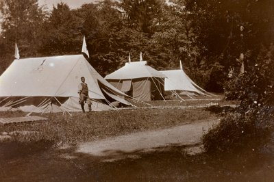 Album první světové války ve Friuli-Venezia Giulia: přijímání, operace a oblékání před vilou Brazzà, domovem 17 válečné nemocnice v Soleschiano Manzano, snímek pořízen z kostelní věže, 05/1916 (čb fotografie) od Bietti Bietti