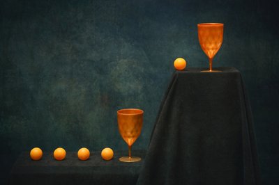 Zlaté šálky, oranžové koule od Brig Barkow