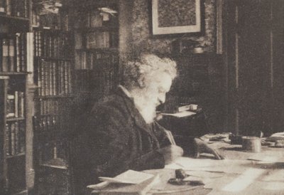 Sběratel knih William Morris ve své knihovně v Kelmscott House, Hammersmith od British Photographer