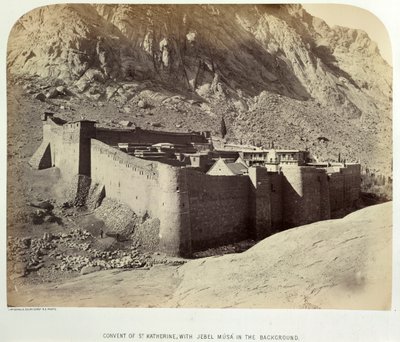 Klášter svaté Kateřiny s Jebel Músou v pozadí, z Ordnance Survey na Sinajském poloostrově od British Photographer