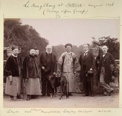Li Hung Chang v Hatfieldu (Foreign Office Group), srpen 1896 (černobílá fotografie) od British Photographer