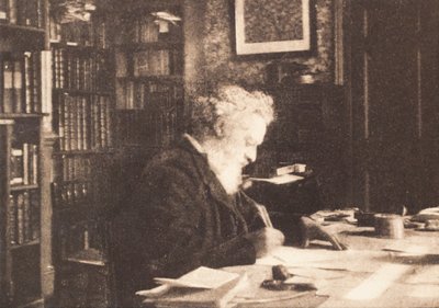William Morris ve své knihovně v Kelmscott House, Hammersmith od British Photographer