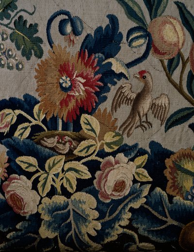 Květinový vzor, detail z čalounění pohovky ve stylu George I, cca 1725, Velká Británie od British School