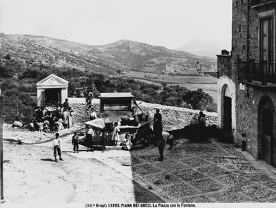 Piana dei Greci. Náměstí s kašnou. (černobílá fotografie) od Brogi Brogi