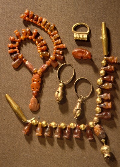 Šperky, kananejské, z Deir al-Balah, Gaza, cca 14. století před naším letopočtem (zlato a drahé kameny) od Bronze Age