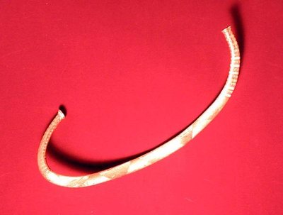 Kroužek na krk nalezený v Ickleton, Cambridgeshire (zlatý) od Bronze Age