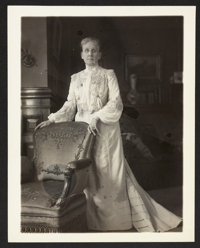 Paní John Arbuckle, cca 1900-10 (černobílá fotografie) od Burr William McIntosh