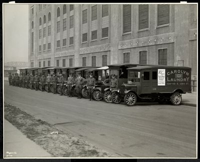 Řada dodávkových vozů zaparkovaných před Carolyn Laundry na 111 East 128th Street, East Harlem, New York, 1929 (potisk stříbrné želatiny) od Byron Company
