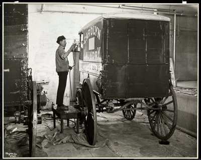 Muž, který maluje sprejem na dodávkový vůz Carolyn Laundry na 111 East 128th Street, East Harlem, New York, 1929 (stříbrný želatinový tisk) od Byron Company
