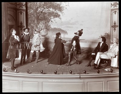 Scéna z amatérského představení hry The Critic na Barnard College v New Yorku (stříbrný želatinový tisk) od Byron Company